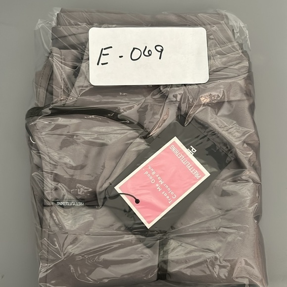 Prettylittlething dress. NWT Gray. Spaghettis straps. Midi length. Size 6 - Picture 9 of 9